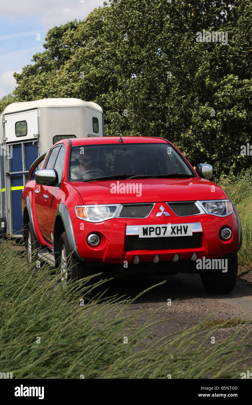 Mitsubishi L200 toro infuria il ritiro di traino rimorchio cavallo Foto Stock