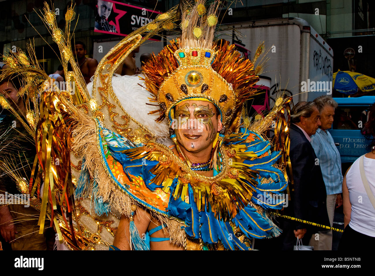 Uomo vestito come un carnevale brasiliano danzatrice presso la New York Gay  Pride Parade Foto stock - Alamy