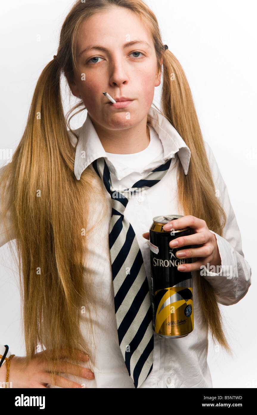 Teenage schoolgirl indossano uniformi scolastiche il fumo di sigarette e di bere una lattina di sidro di mele con i capelli biondi in mazzi Foto Stock