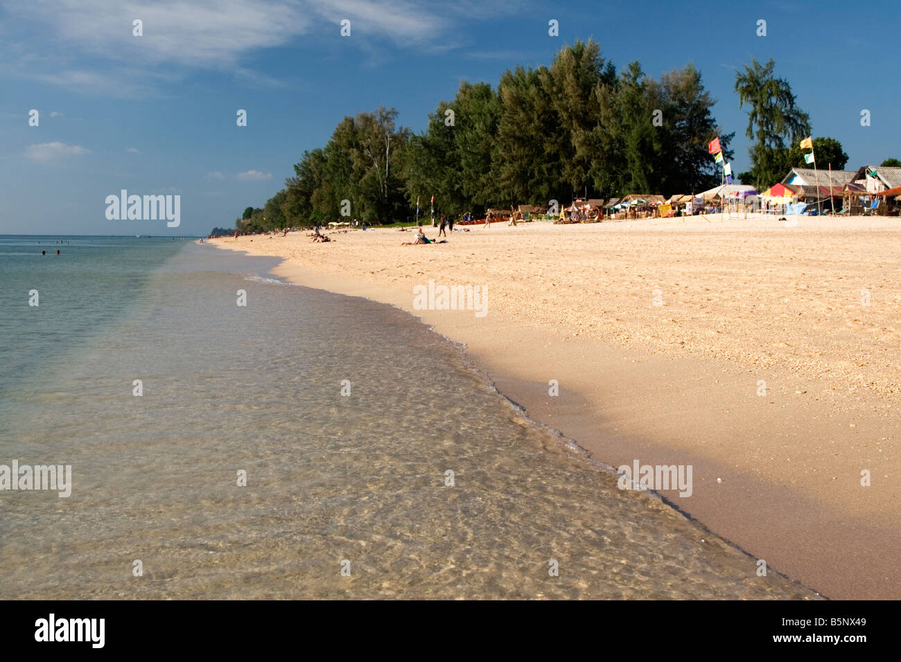 La aperta e lunga distesa di spiaggia lunga, una grande spiaggia tropicale in Ko Lanta, Thailandia. Foto Stock