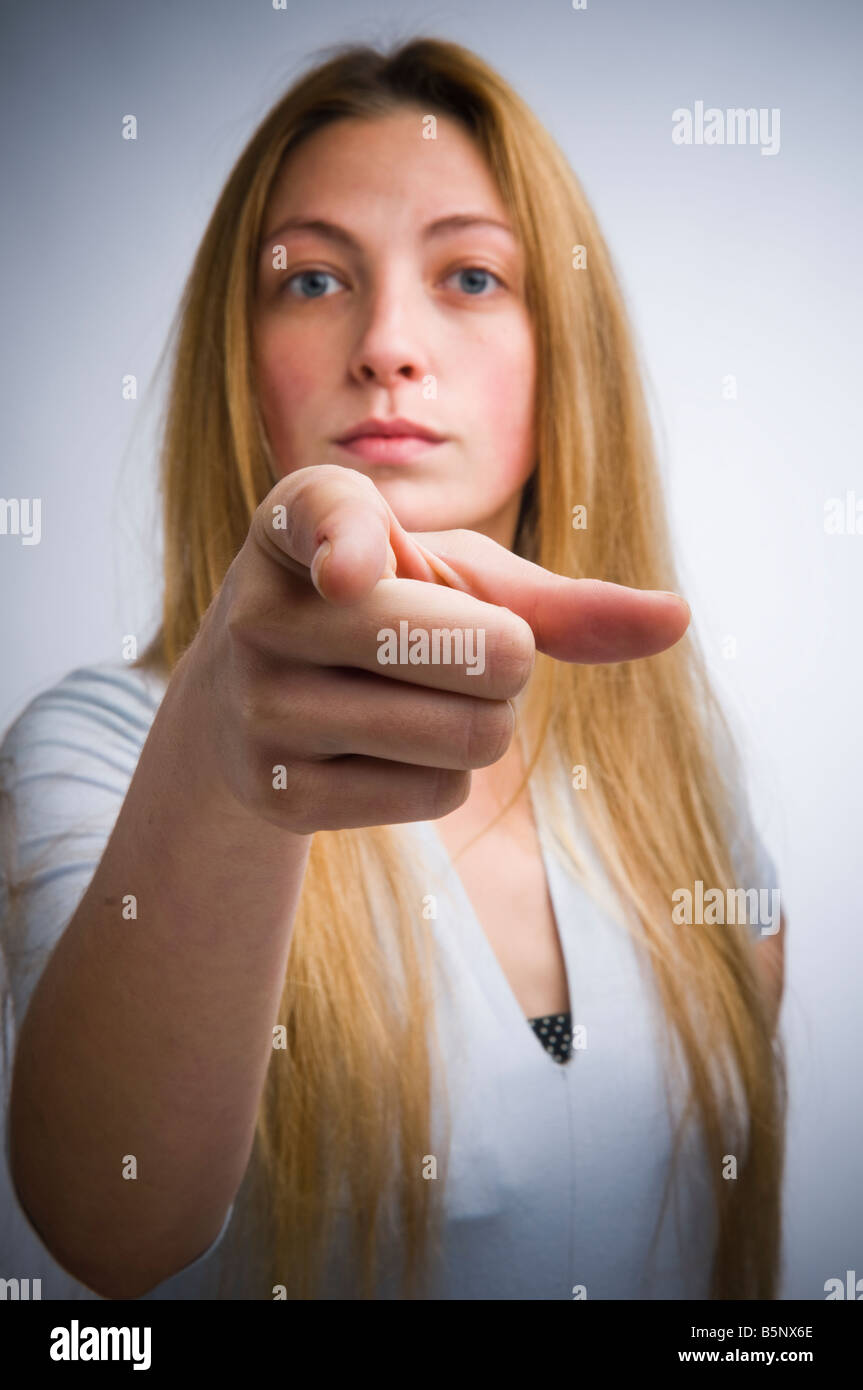 Capelli biondi ragazza giovane donna rivolto le sue dita accusingly alla fotocamera, REGNO UNITO Foto Stock