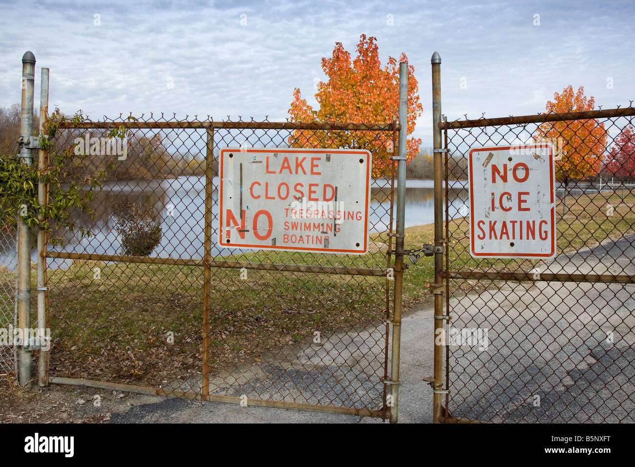 Il lago di Chiusi segno su una recinzione Foto Stock