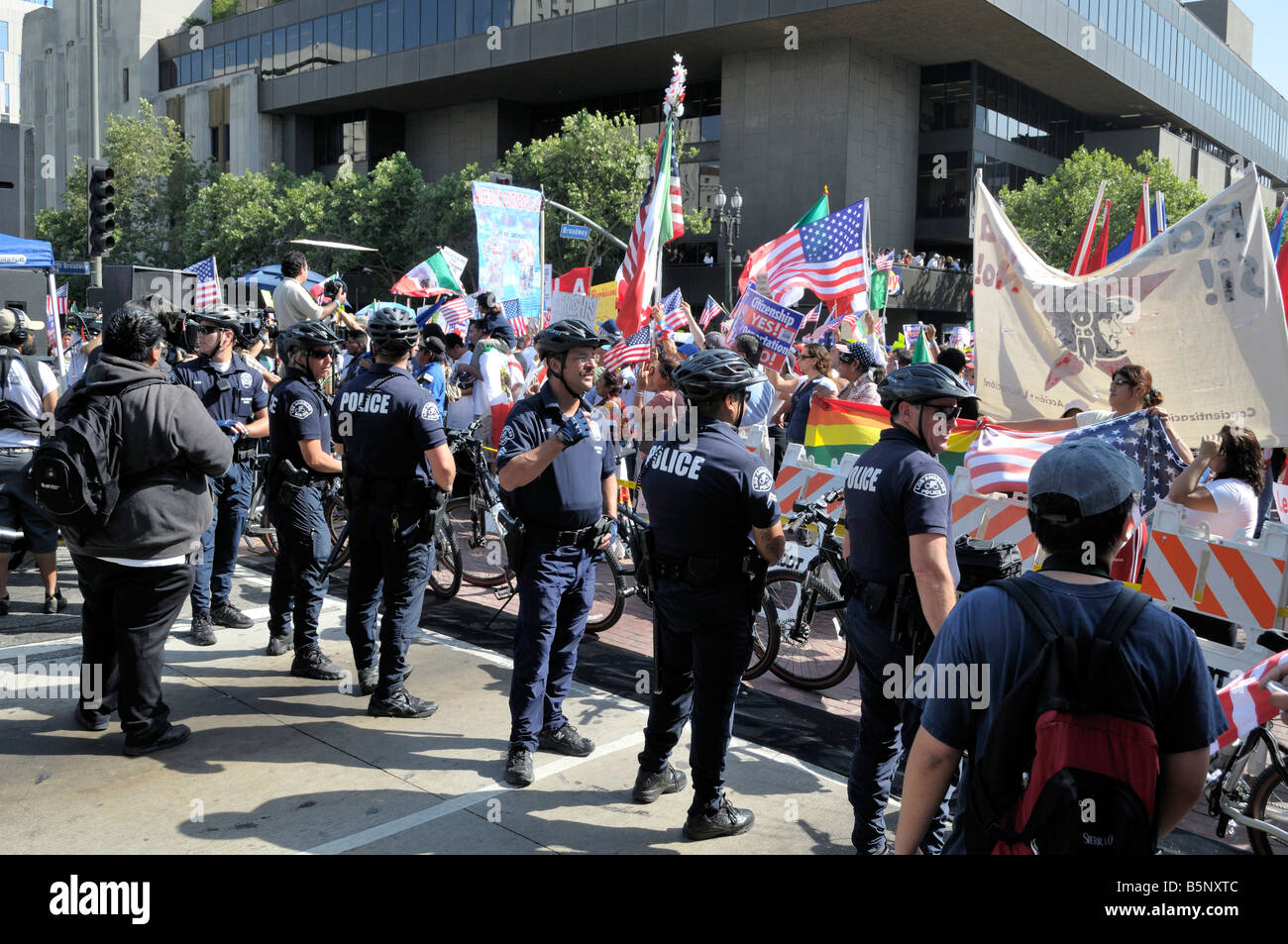 Il Los Angeles il dipartimento di polizia era presente in gran numero durante il 1 maggio le dimostrazioni nel centro di Los Angeles Foto Stock