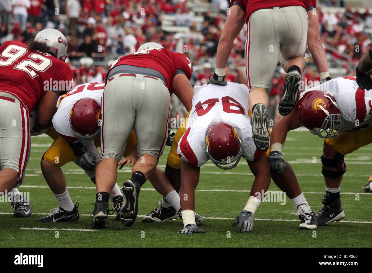 Un lineman difensivo salta sopra un offensiva lineman durante un college football (football americano gioco). Foto Stock