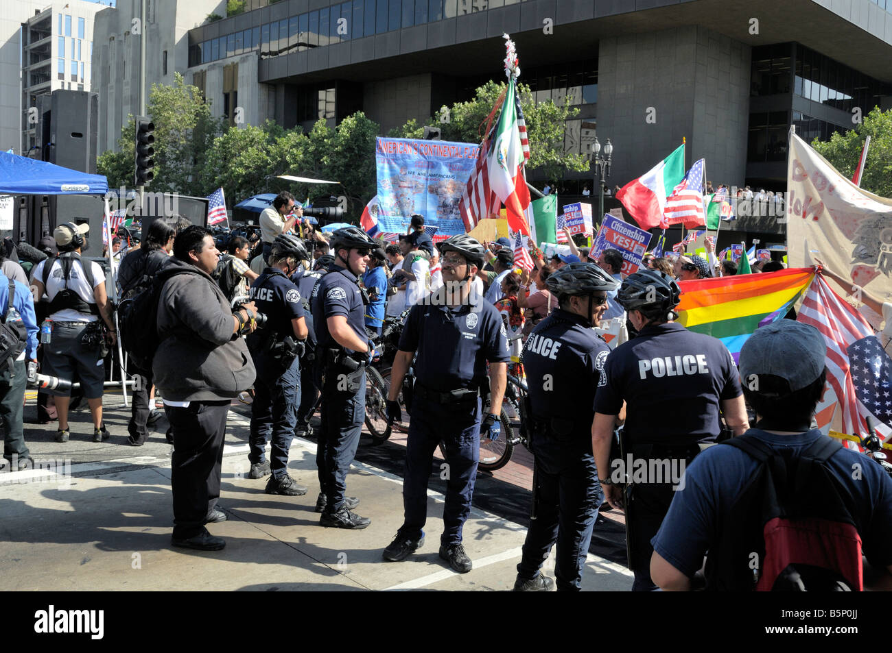 Il Los Angeles il dipartimento di polizia era presente in gran numero durante il 1 maggio le dimostrazioni nel centro di Los Angeles Foto Stock