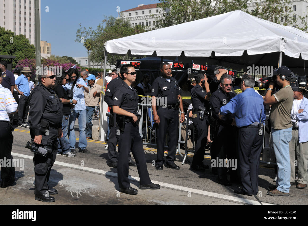 Il Los Angeles il dipartimento di polizia era presente in gran numero durante il 1 maggio le dimostrazioni nel centro di Los Angeles Foto Stock
