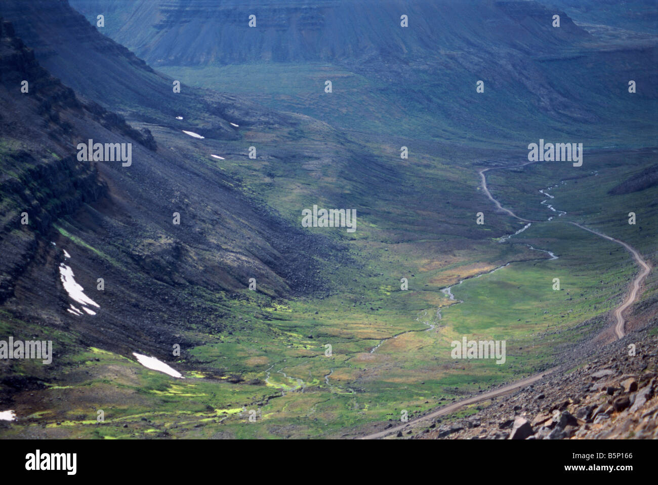 Aspro paesaggio ripide valli unilaterale della penisola Vestfirðir vicino Bolungarvik Islanda Foto Stock