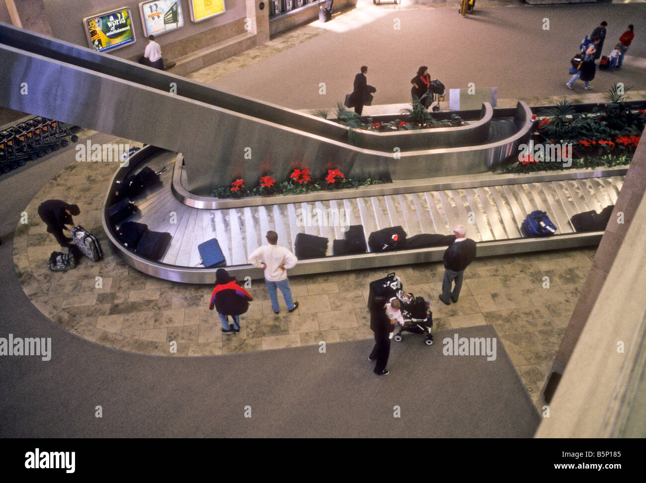 I passeggeri del trasporto aereo attendere per bagagli alla giostra a John Wayne Airport, Santa Ana, California, Stati Uniti d'America Foto Stock