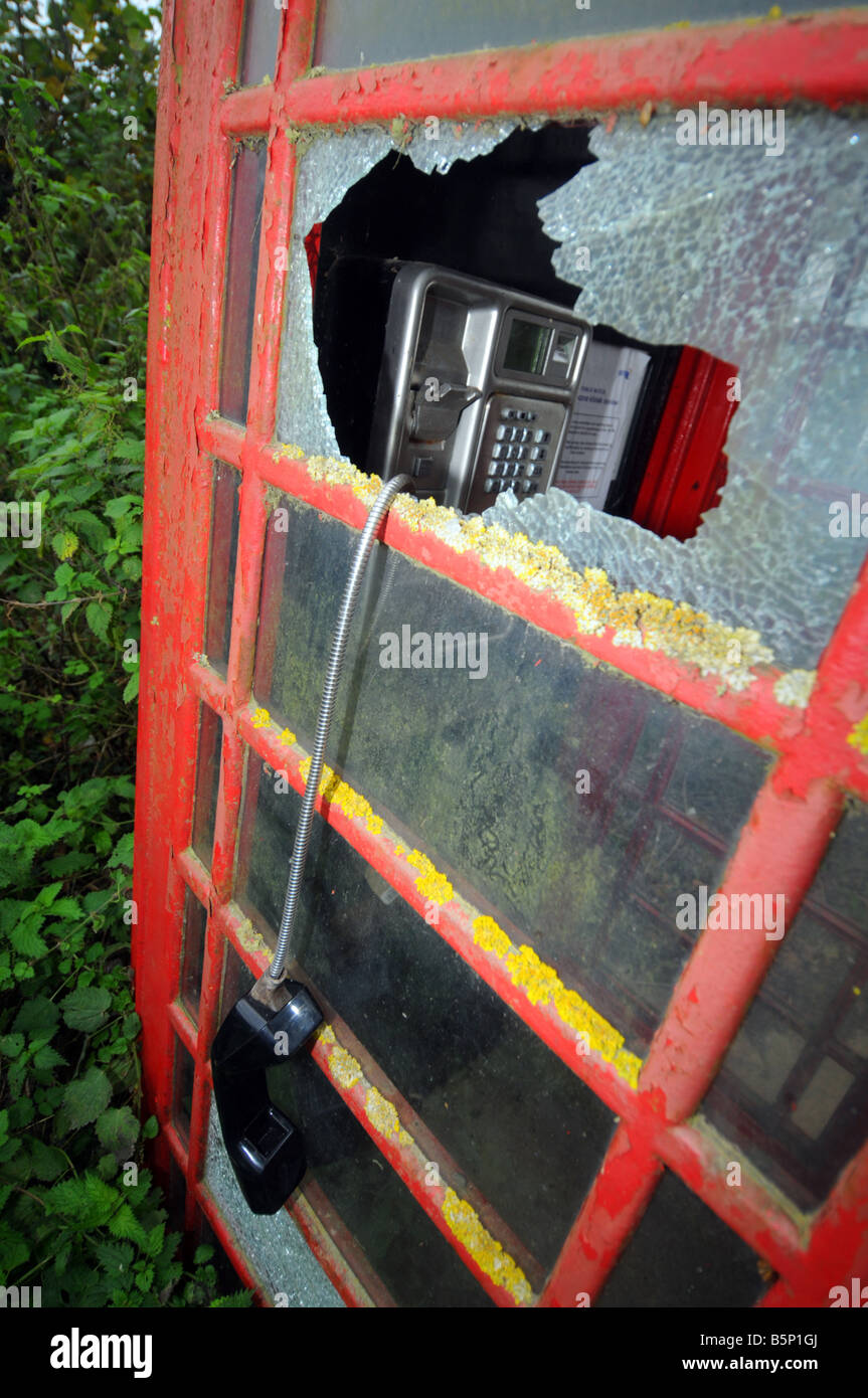 Soggetto ad atti vandalici "casella telefono", rosso telefono, Gran Bretagna, Regno Unito Foto Stock