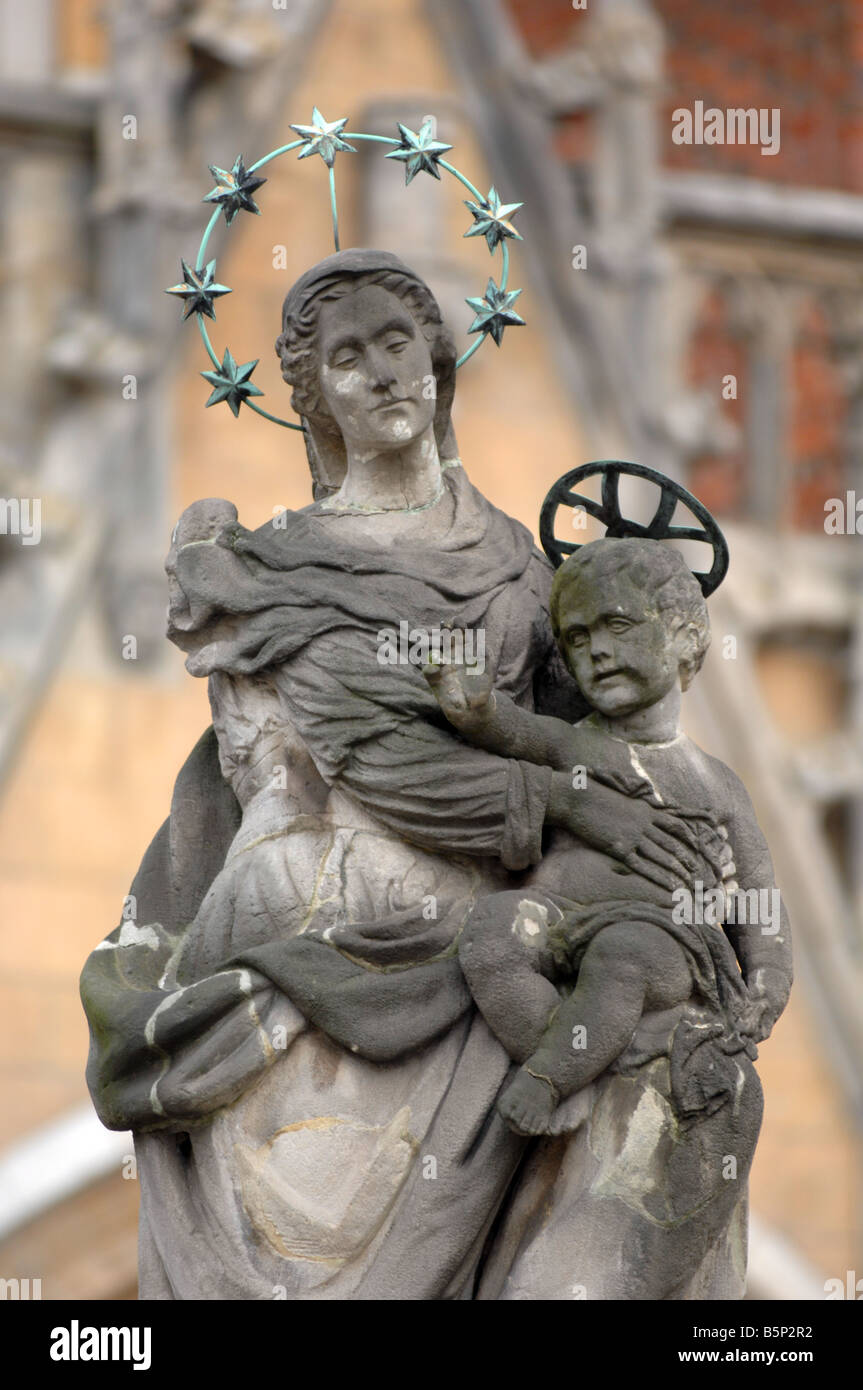 Statua di "Vergine Maria e Gesù bambino al di fuori di Wroclaw è San Giovanni Battista cattedrale, Wroclaw, Polonia Foto Stock