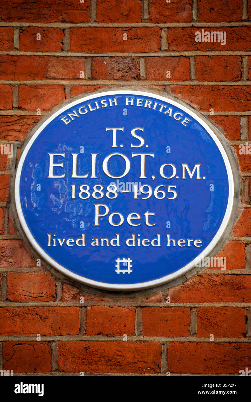 English Heritage targa blu marcatura di un edificio dove il poeta t.s. eliot visse e morì a Kensington, Londra, Inghilterra Foto Stock