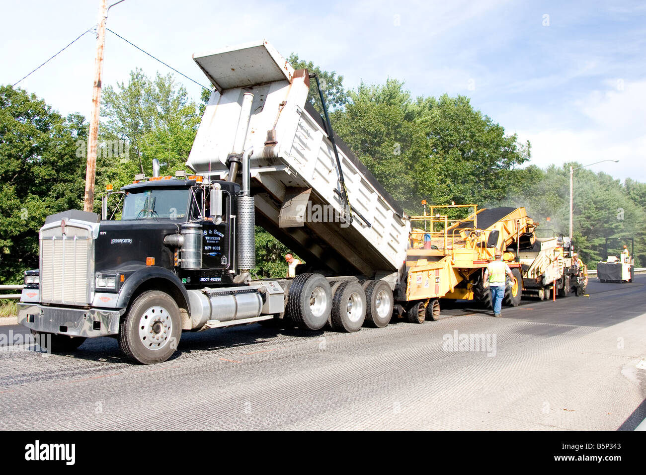 Riparazione su strada la ripavimentazione di una carreggiata stradale. Foto Stock