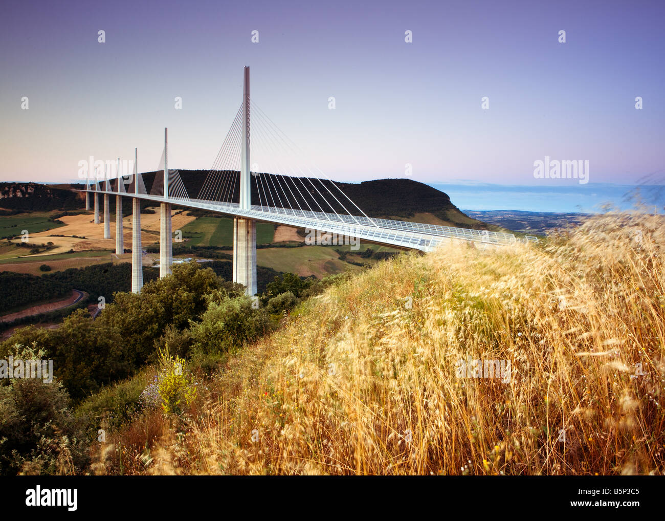 La mattina presto scena, sunrise affacciato su Norman Fosters architectural Millau sospensione ponte, nel sud della Francia Foto Stock