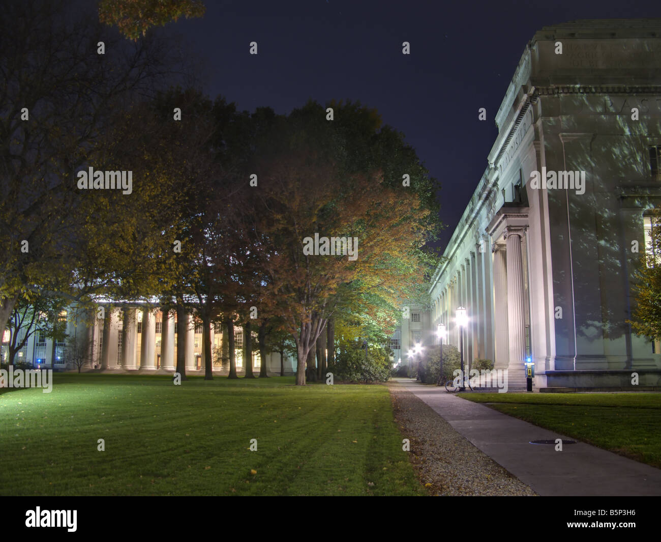 Edificio 4 e Killian corte del Massachusetts Institute of Technology campus in Cambridge ma come si è visto su 10 30 08 Foto Stock