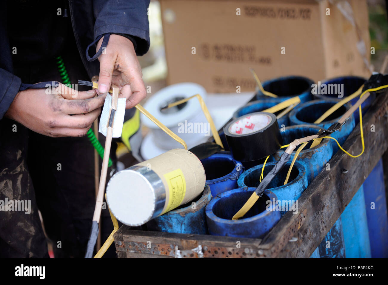 Fuochi d'artificio essendo cablato pronto per un visualizzatore pubblico Foto Stock