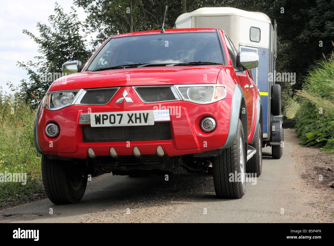 Mitsubishi L200 toro infuria il ritiro di traino rimorchio cavallo Foto Stock