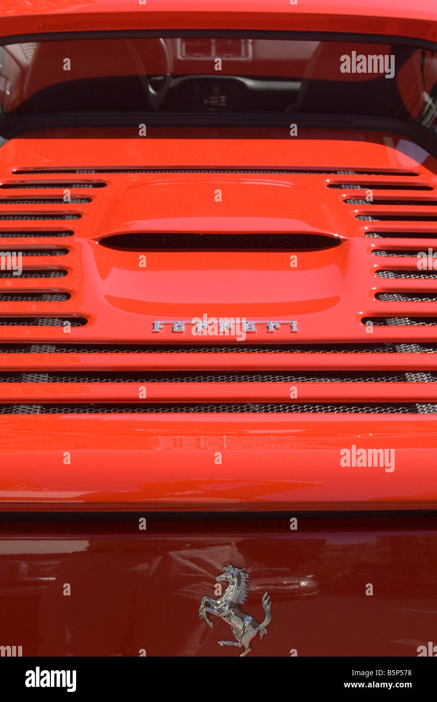 Rosso Ferrari motore Grill e il badge in argento Foto Stock