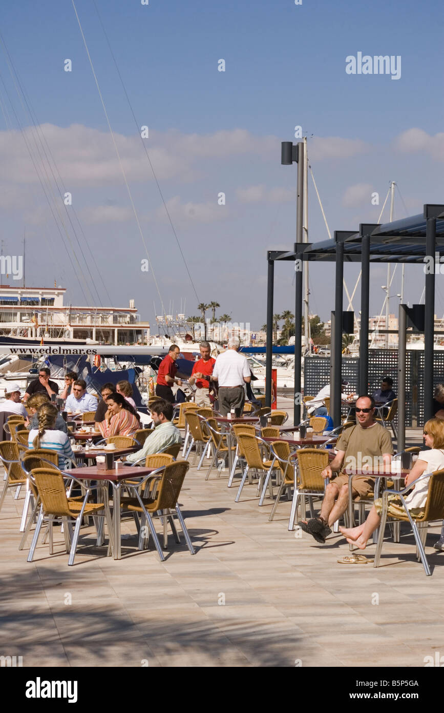 La gente all'aperto bere e rilassarsi al di fuori Pavement Cafe Marina Miramar Santa Pola Spagna Foto Stock