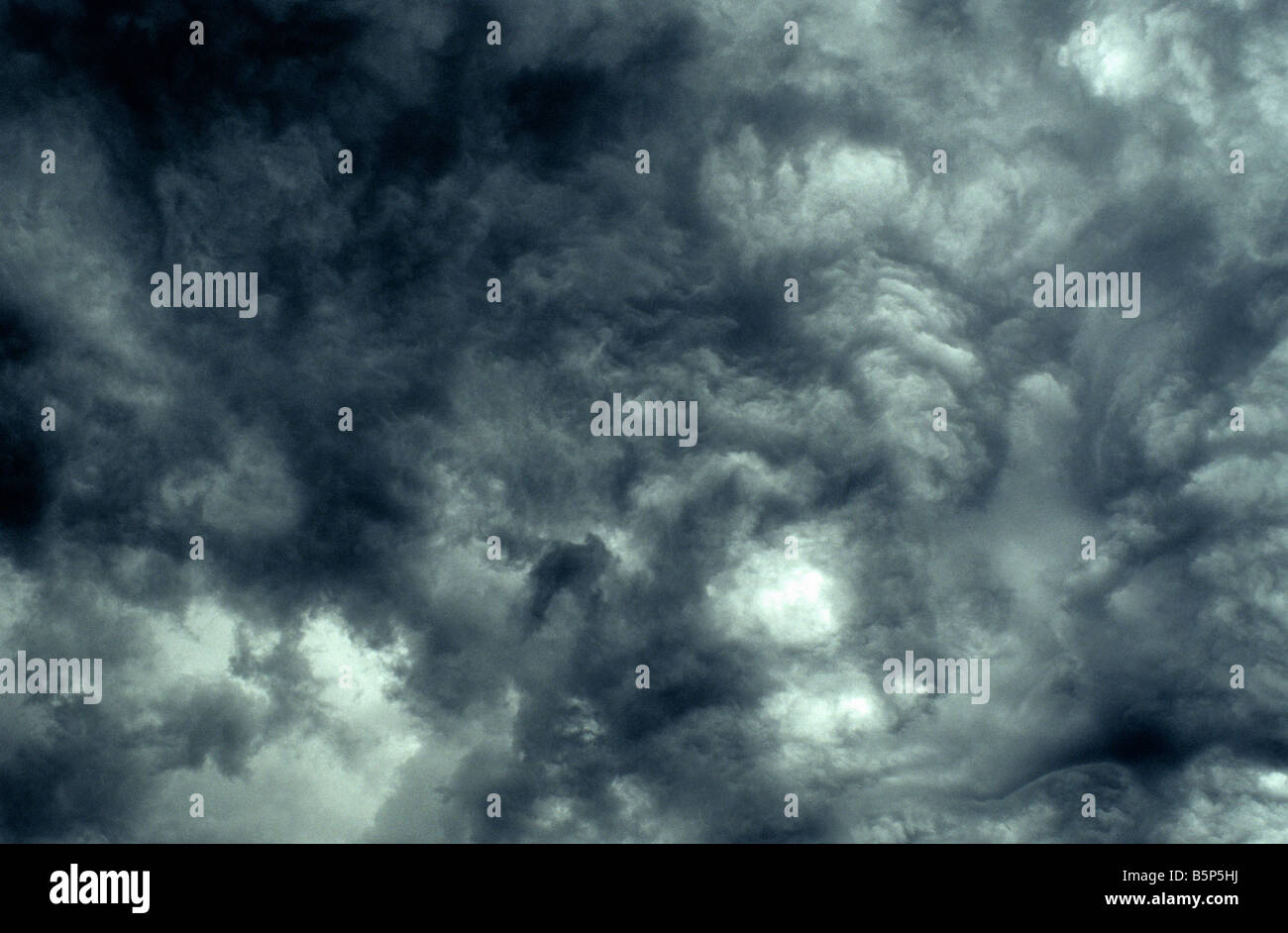La raccolta di black storm nuvole - sud-Touraine, Francia. Foto Stock