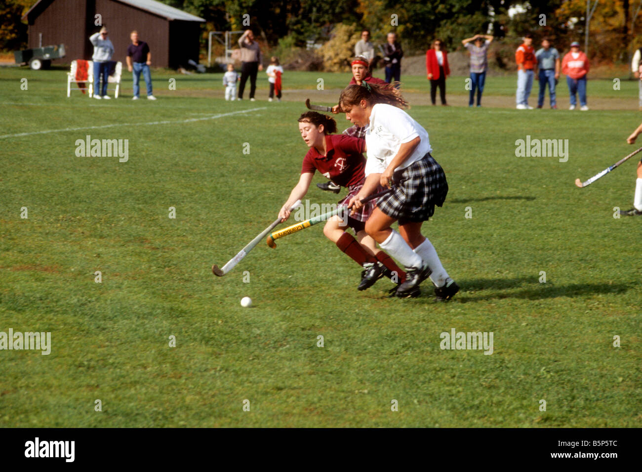 Alta scuola ragazze giocare a hockey su prato Foto Stock