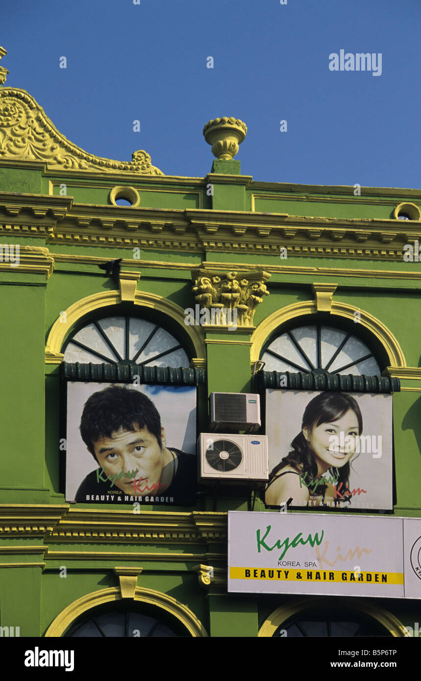 La pubblicità per un centro di bellezza e parrucchiere, dipinta sulla facciata in stile coloniale, nel centro di Rangoon o Yangon, Birmania o Myanmar Foto Stock