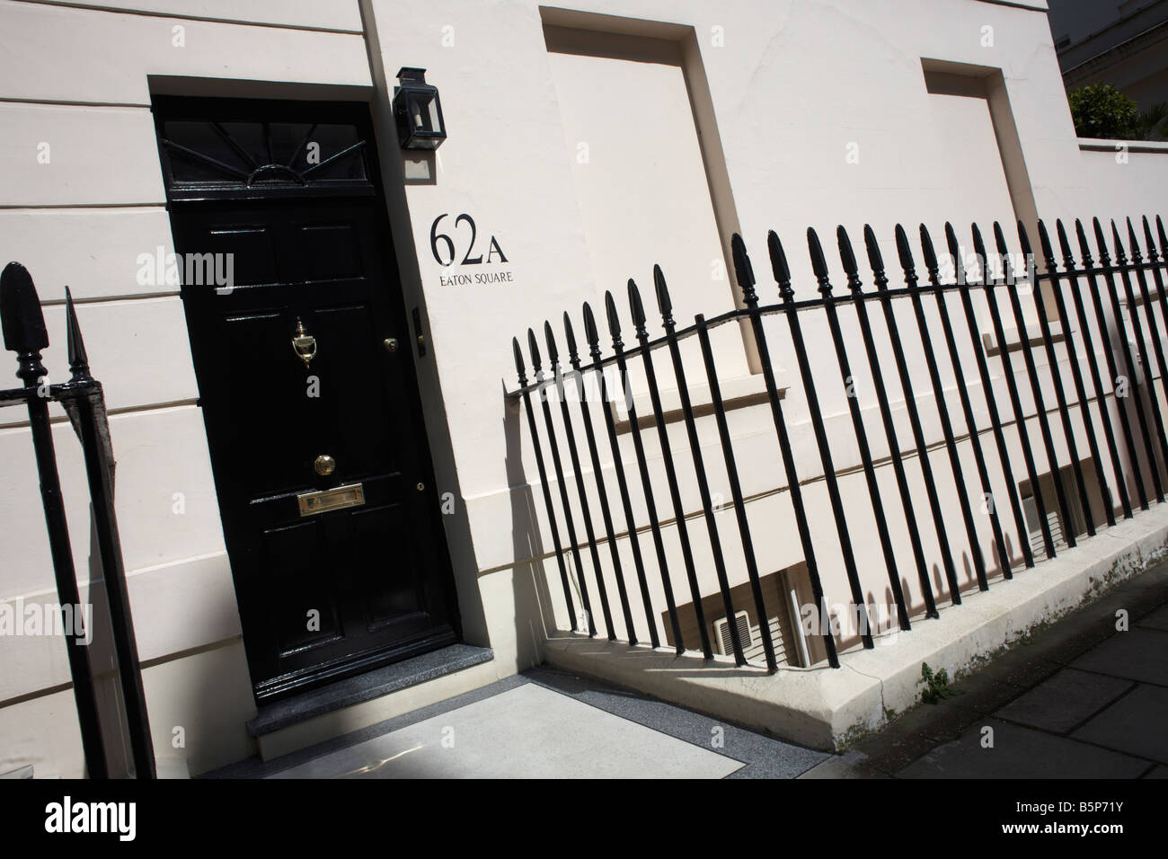 Immacolata ringhiere e lucida pesante porta dipinta del numero di piana 62a in esclusiva Eaton Square Belgravia Foto Stock