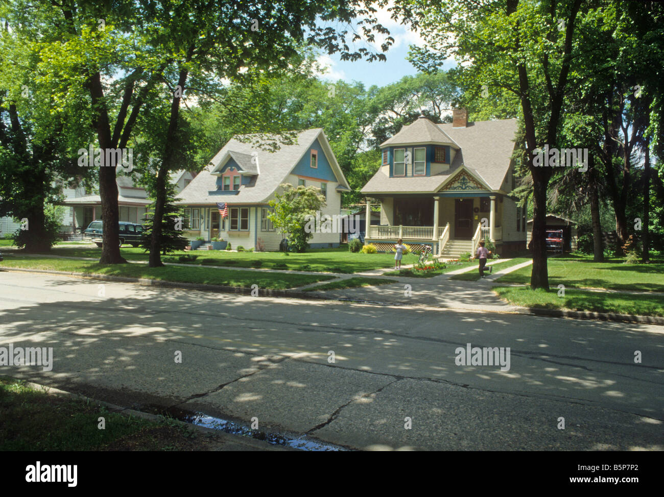 Cento anni di vecchie case line street a Grand Forks, il Dakota del Nord, STATI UNITI D'AMERICA Foto Stock