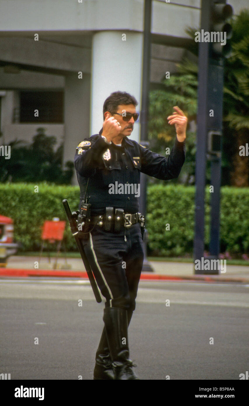 Police officer dirige il traffico nella strada di città Foto Stock