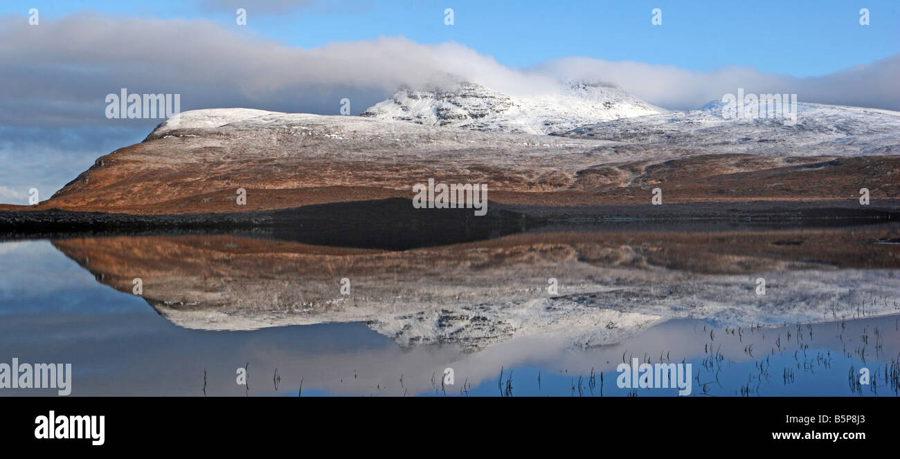 Cul Mor riflessa nelle acque ancora di Lochan un Ais Foto Stock