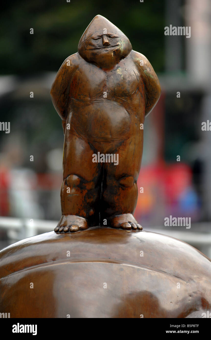 Statua di gnome a Wroclaw, Polonia, una delle numerose statue di gnome intorno alla città di Wroclaw, Polonia Foto Stock