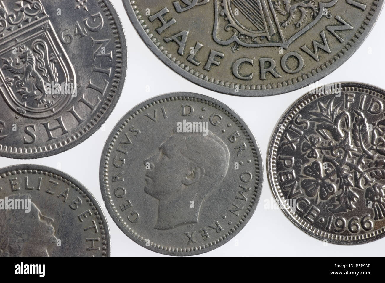 Vecchie monete Britanniche inclusa mezza corona scellino sixpence Foto Stock