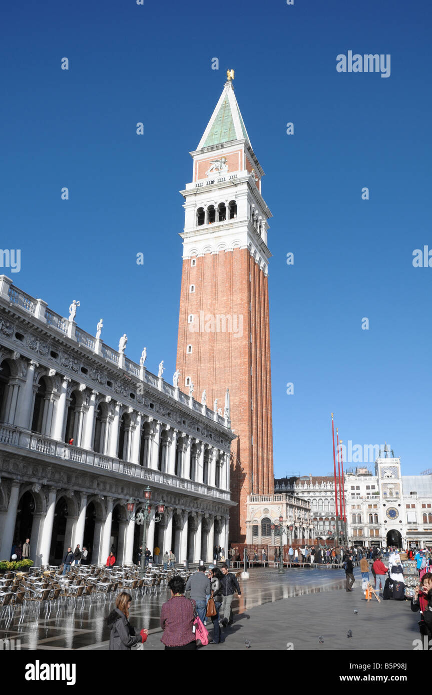 Piazetta San Marco, Piazza San Marco, Venezia. Biblioteca Marciana e il Campanile . Foto Stock