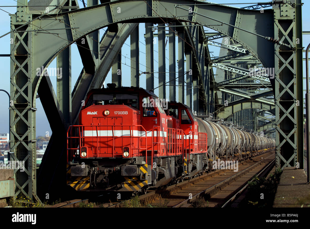 Treno merci che trasportano l'acqua-gas, attraversando il fiume Reno sul south bridge, Colonia, nella Renania settentrionale-Vestfalia (Germania). Foto Stock