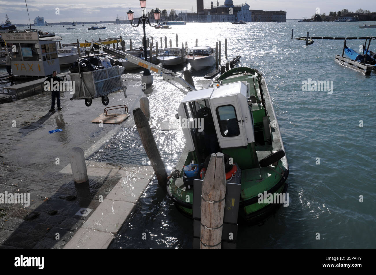 La mattina presto la raccolta dei rifiuti, Venezia Foto Stock