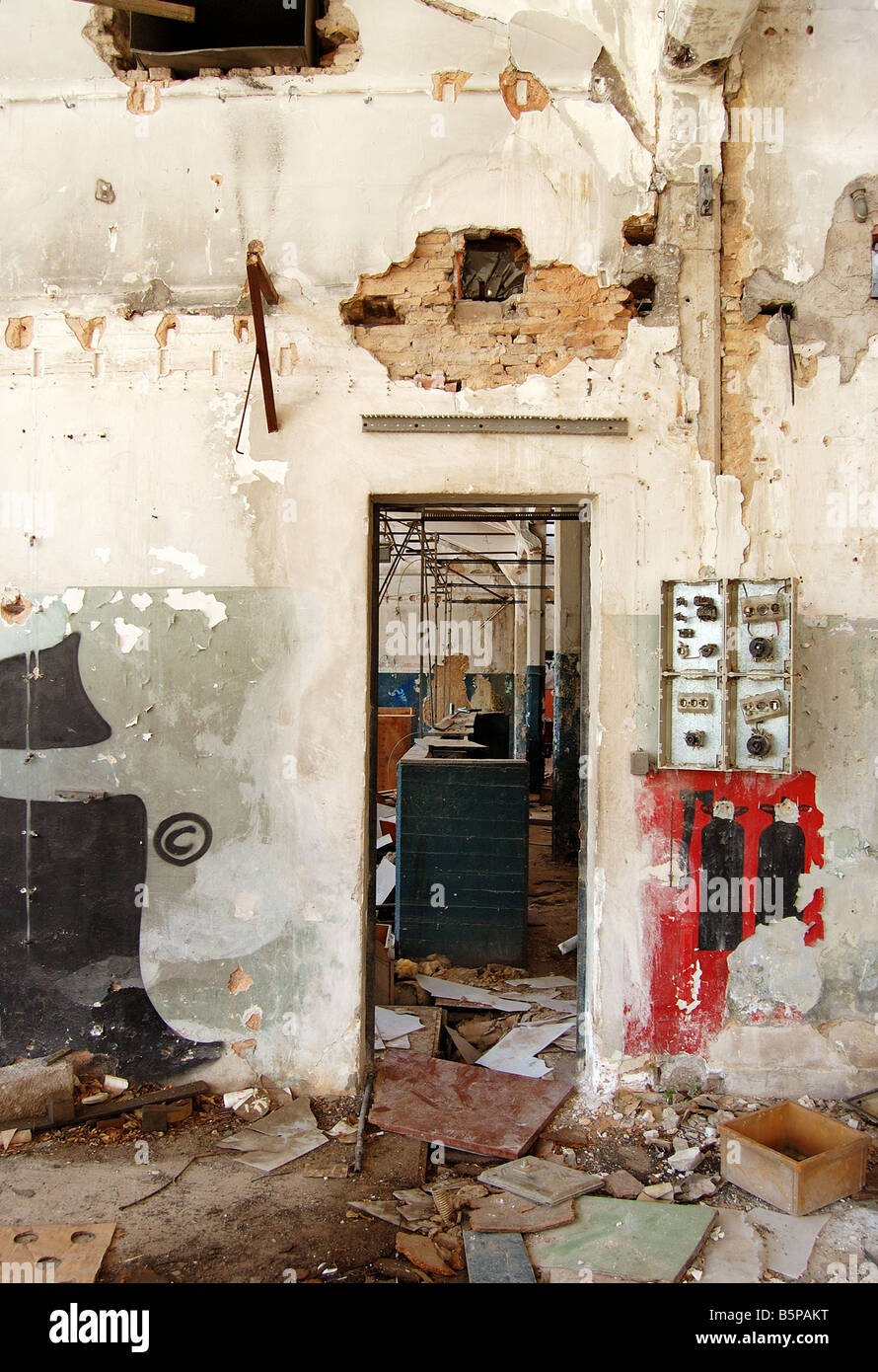 Abbandonato il record di vinile premendo fabbrica. Parzialmente demolito edificio industriale interni. Foto Stock