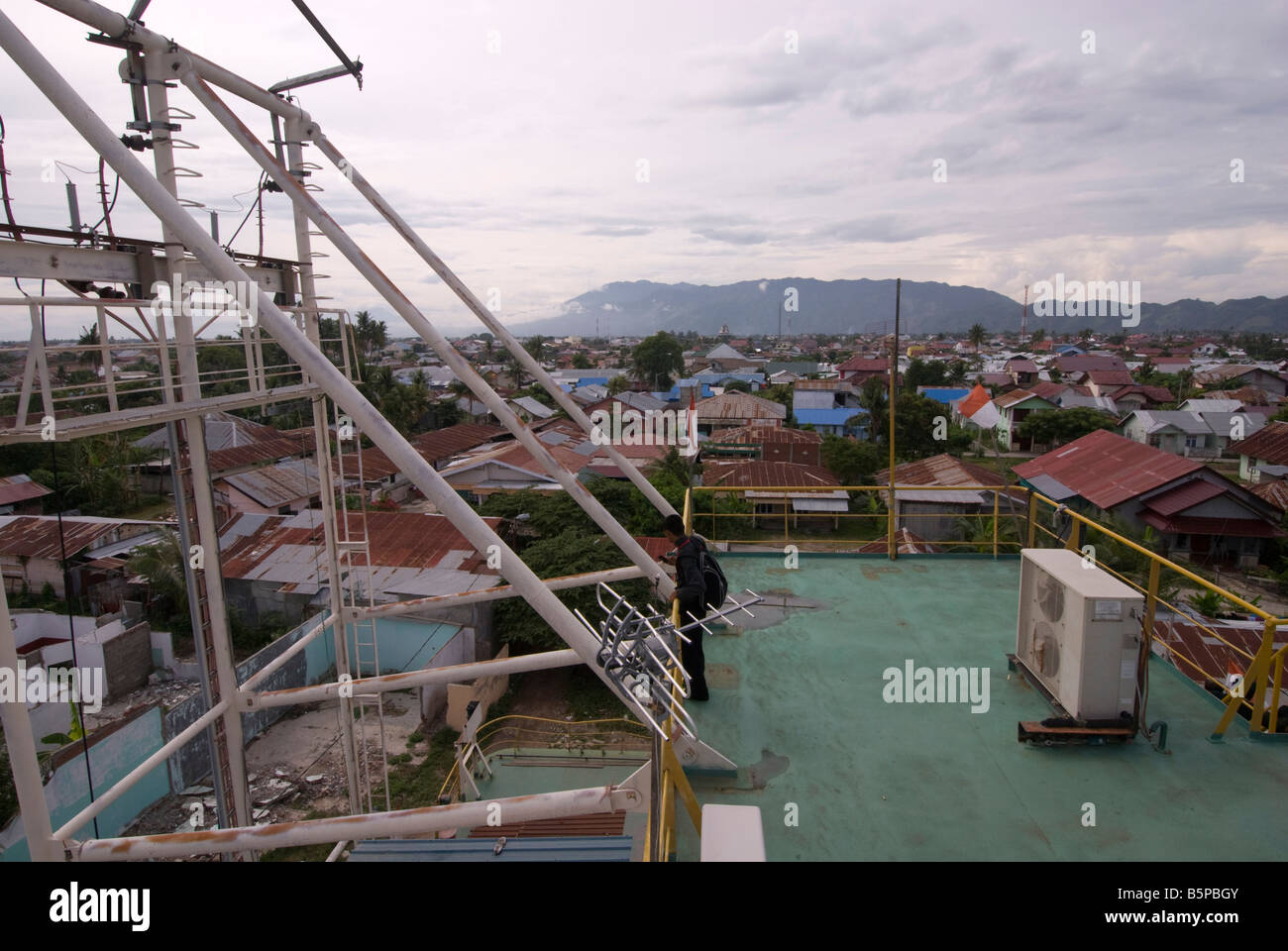 Flottante generatore elettrico Nave - causati dal maremoto situato in Kampung Bunge Blangcut, Jayabaru, Banda Aceh e Sumatra, Indonesia Foto Stock