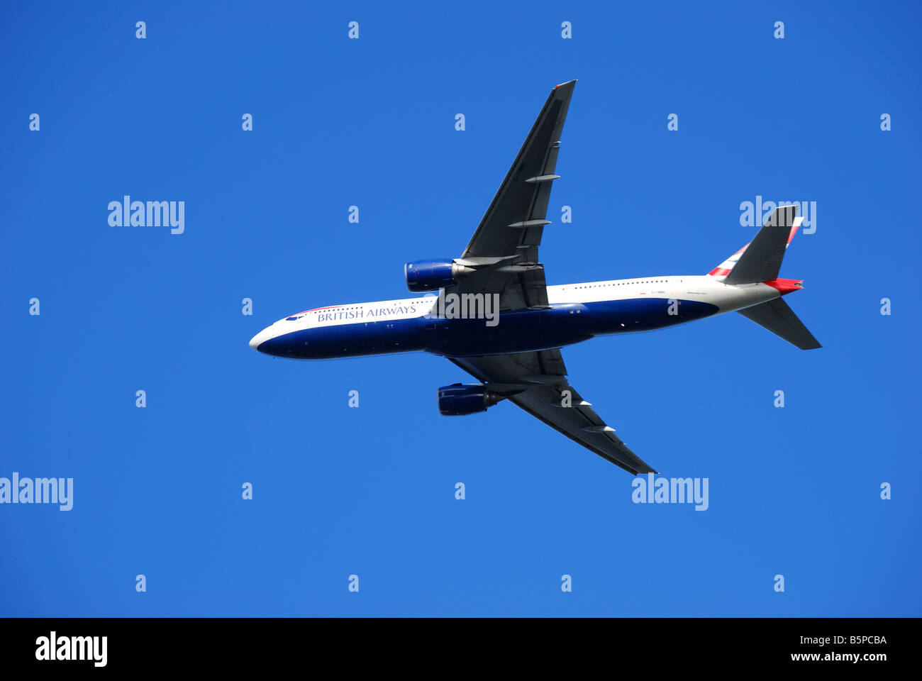 British Airways Boeing 777 il decollo dall'aeroporto di Heathrow, Greater London, England, Regno Unito Foto Stock