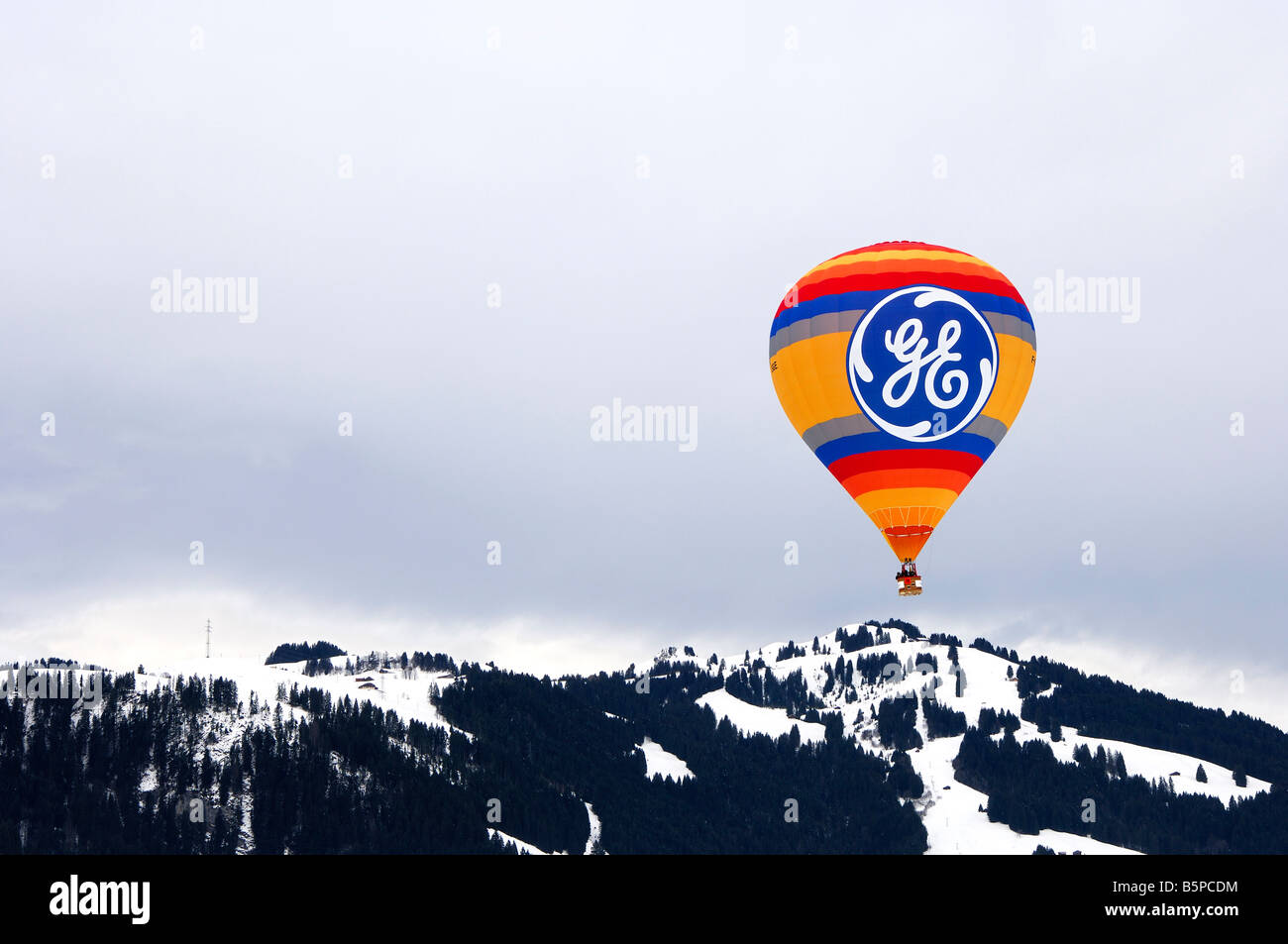 Montgolfier F Modello GSGE CAMERON Z 120 Sponsor GE prodotti energetici, International Balloon Festival, Chateau d Oex, Svizzera Foto Stock