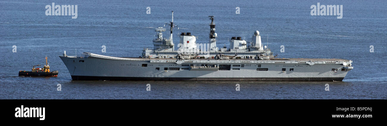 HMS Ark Royal al di ancoraggio nel Firth of Clyde off Greenock Foto Stock