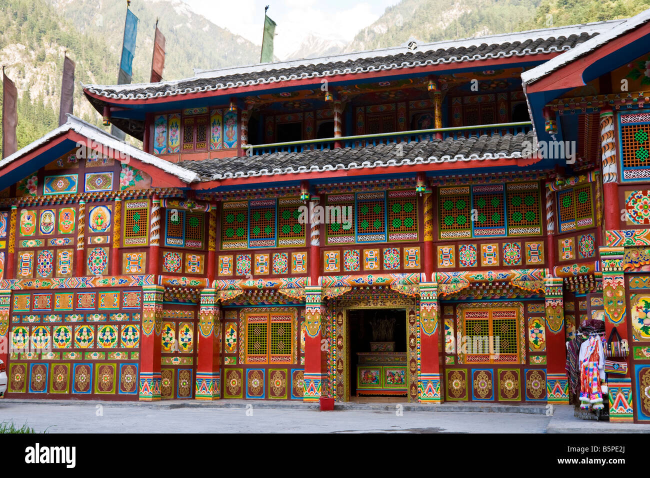 Dipinto luminosamente il Tibetano tea house di Jiuzhaigou riserva naturale nella provincia del Sichuan in Cina. JMH3584 Foto Stock