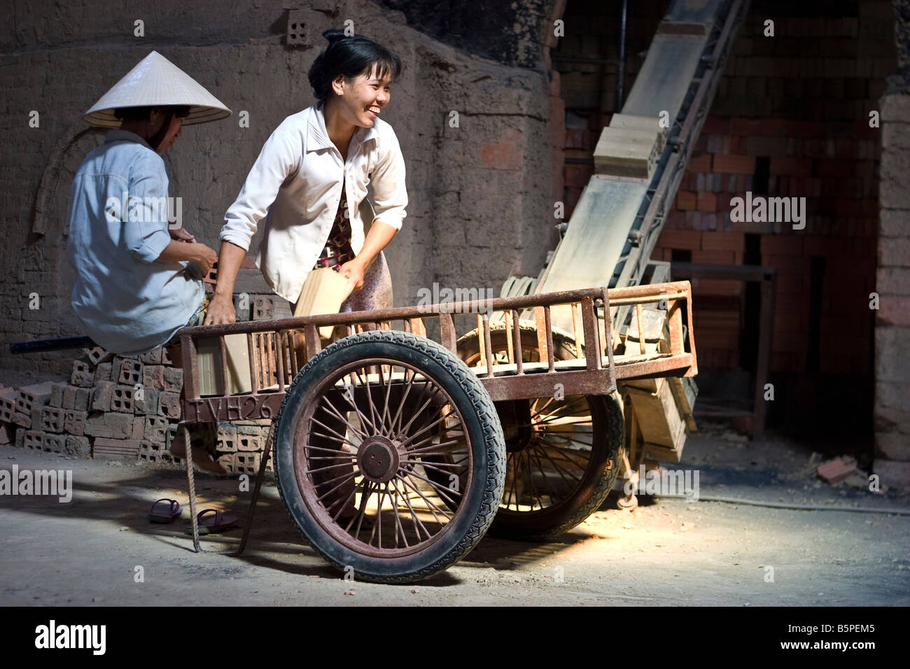 La donna lavora in una fabbrica di mattoni nel Delta del Mekong Vietnam Foto Stock