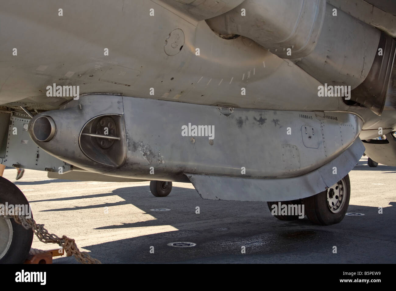 25mm pod cannone montato al di sotto della fusoliera di un US Marine Corps AV-8B Harrier jet militare fighter. Foto Stock