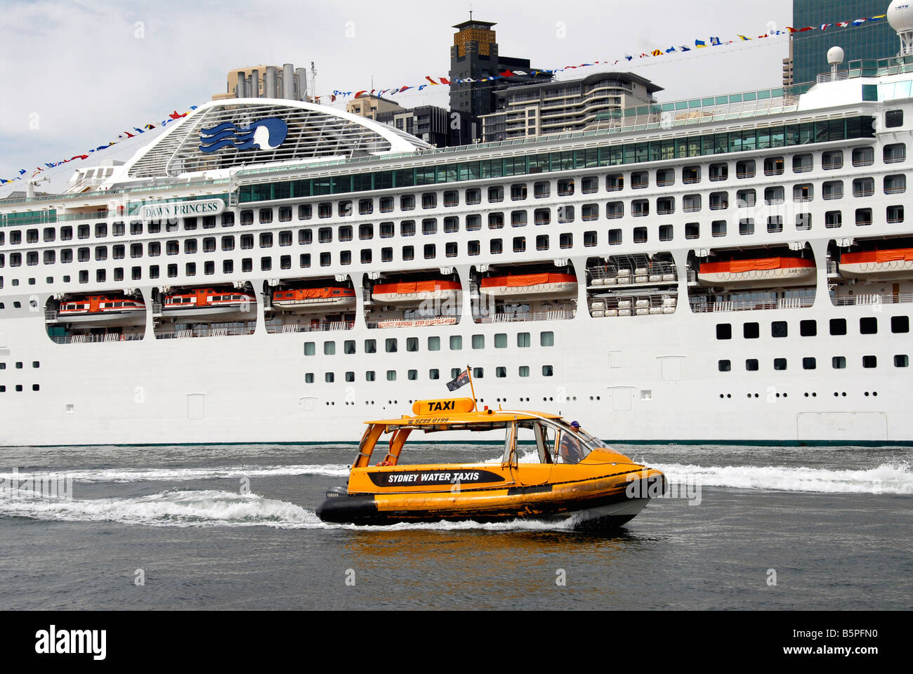 Dawn Princess nave di crociera, Sydney, taxi d'acqua, il porto di Darling, Sydney, Australia Foto Stock