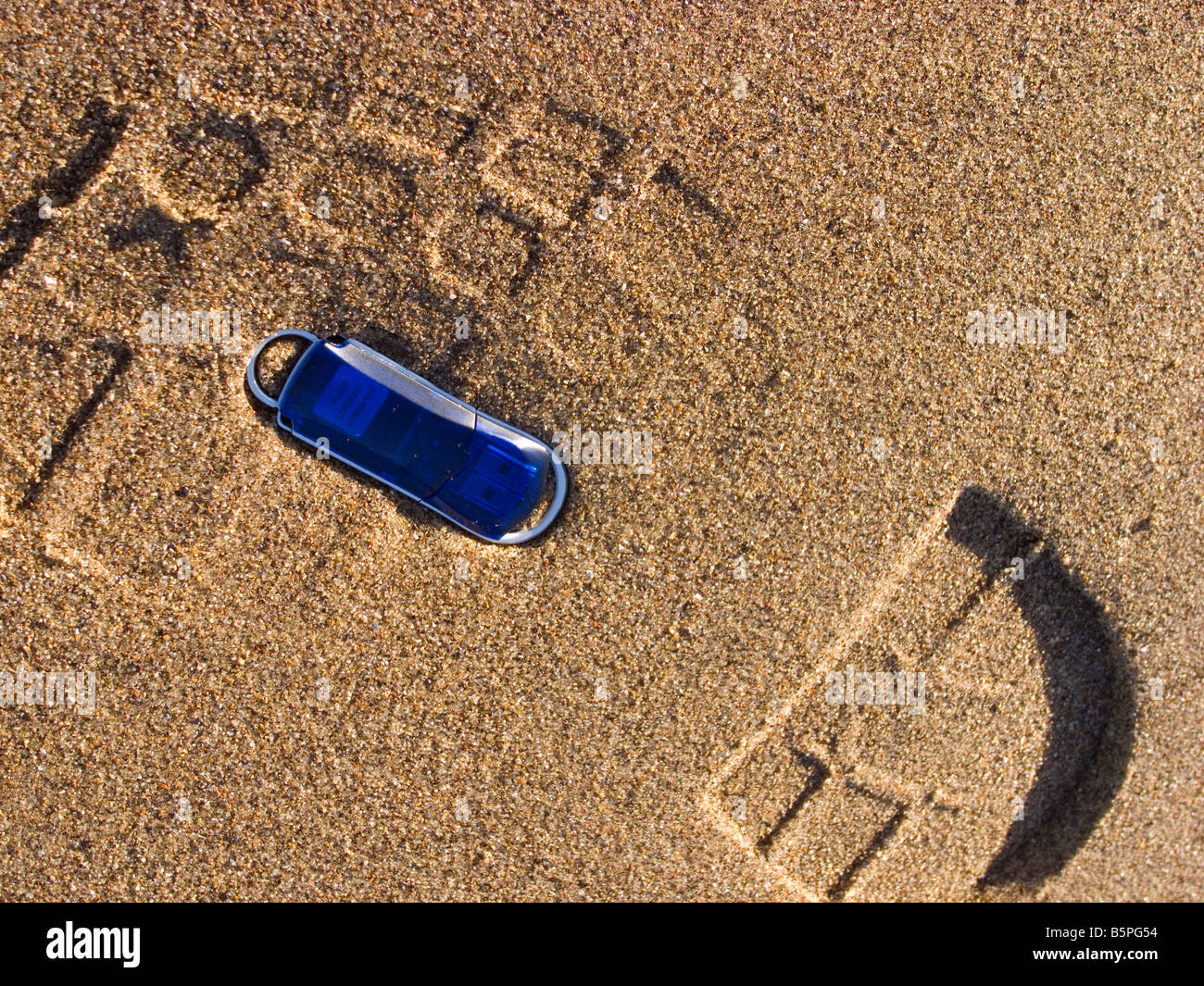 Un computer digitale memory stick perso su una spiaggia di sabbia Foto Stock Un computer digitale memory stick perso su una spiaggia di sabbia Foto Stock