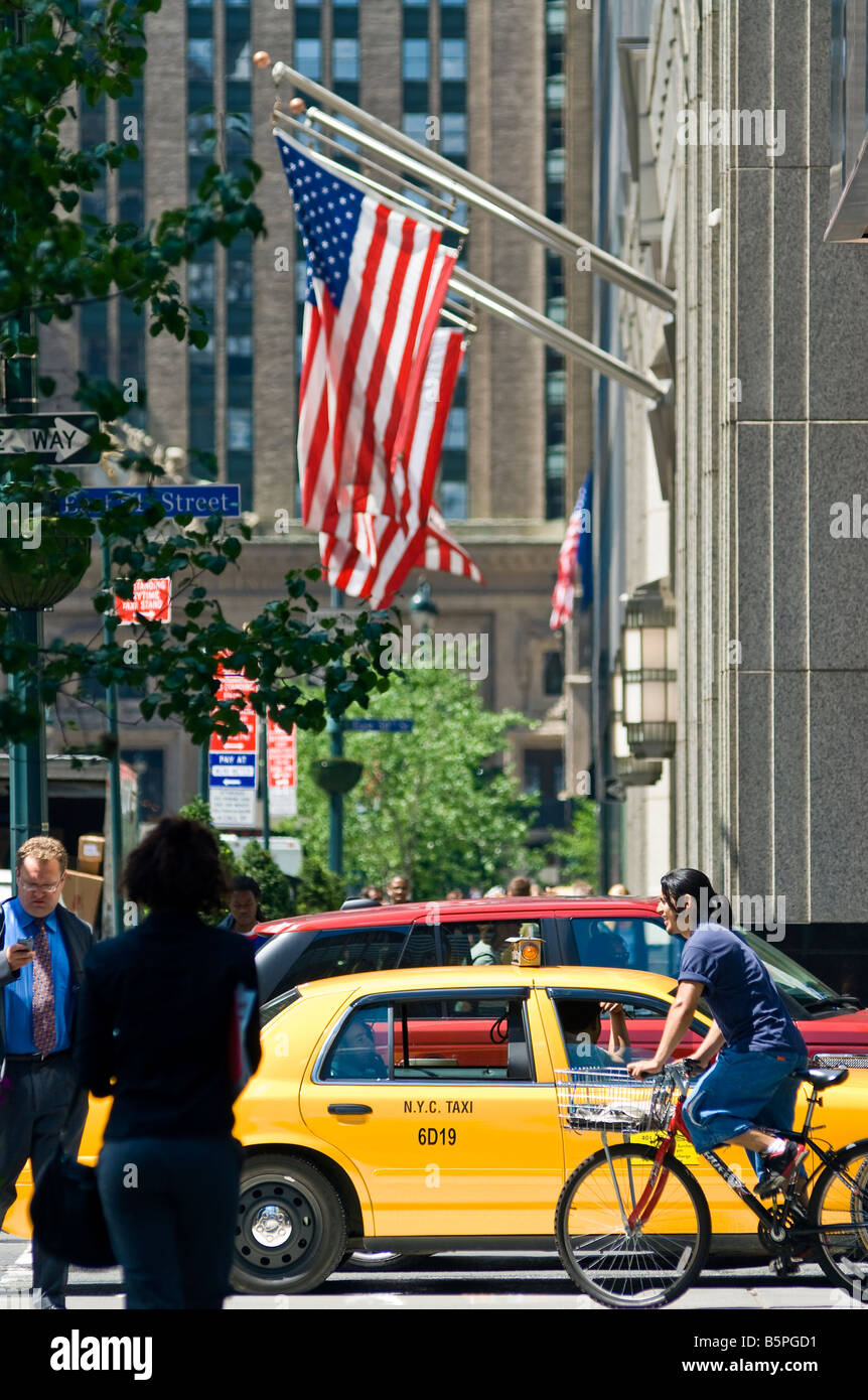 "Park Avenue' in Midtown Manhattan New York City è affollata con il traffico pendolari la gente di affari. Foto Stock