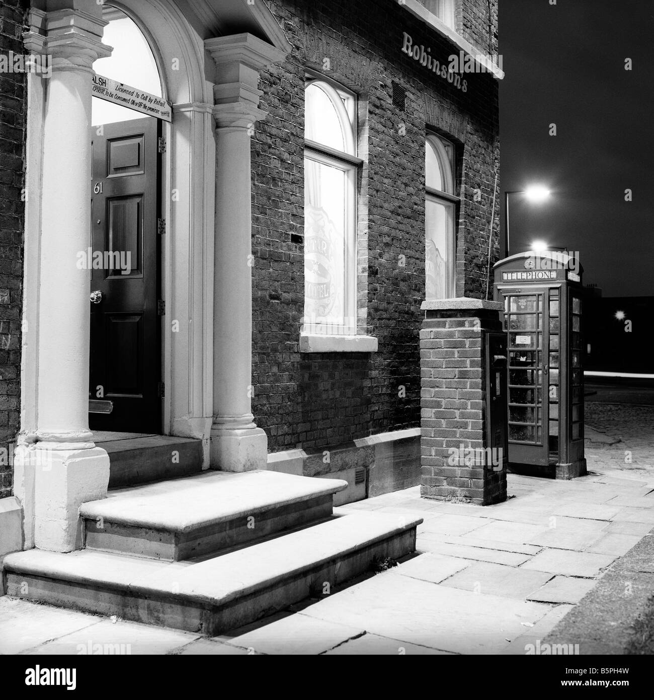 Regno Unito Cheshire Stockport Hillgate K6 casella telefono al di fuori di Star e Garter pub di notte in bianco e nero Foto Stock