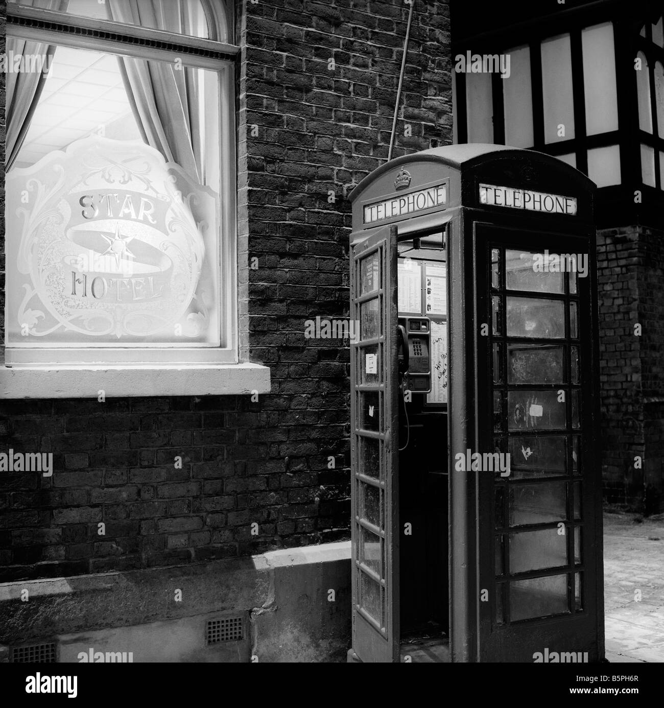 Regno Unito Cheshire Stockport Hillgate K6 casella telefono al di fuori di Star e Garter pub di notte in bianco e nero Foto Stock