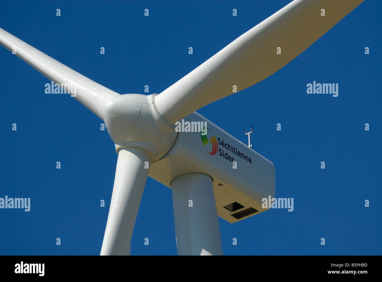 Una stretta fino a una turbina eolica alternatore sul cielo blu - Francia  Foto stock - Alamy
