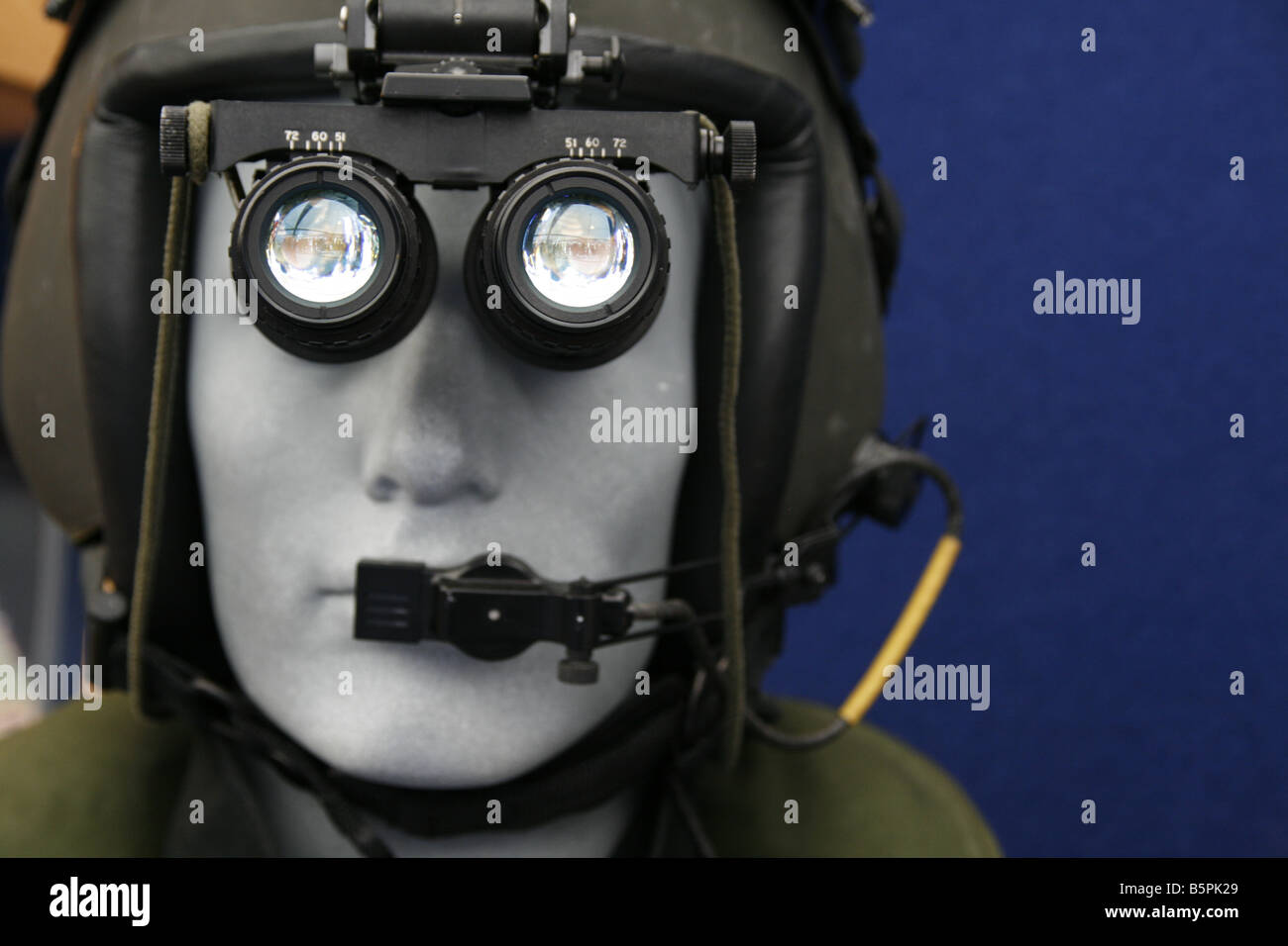 Modello pilot jet indossando occhiali per visione notturna Foto stock -  Alamy