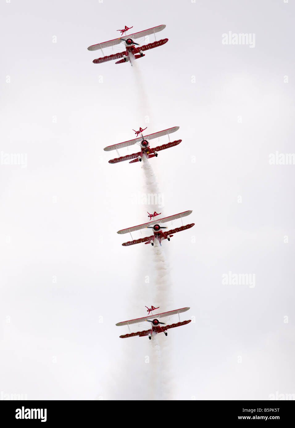 Vincere gli scuotipaglia dal Team ala Guinot camminando Areobatic team Display sono raffigurati in piedi sul loro Boeing Stearman biplani eseguendo in Gloucestershire Foto Stock